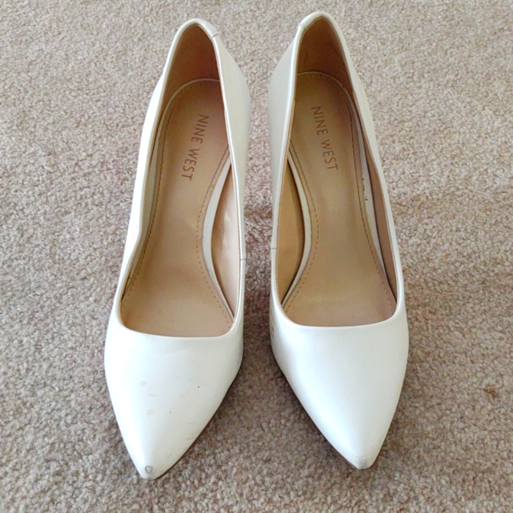 White pointed toe pump's